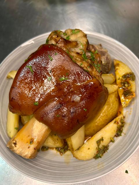 Codillo con patatas