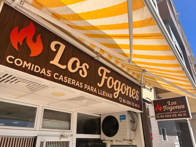 Fachada de Los Fogones, con su toldo de rayas amarillas