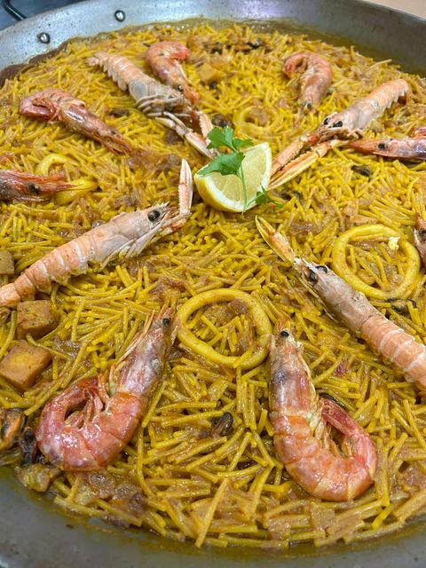 Fideuá con gambas y cigalas