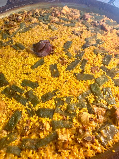 Paella valenciana recién hecha